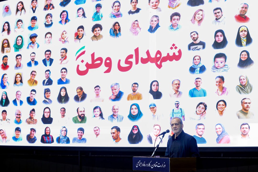 بنر نصب شده پشت سر پزشکیان جلب توجه کرد + عکس