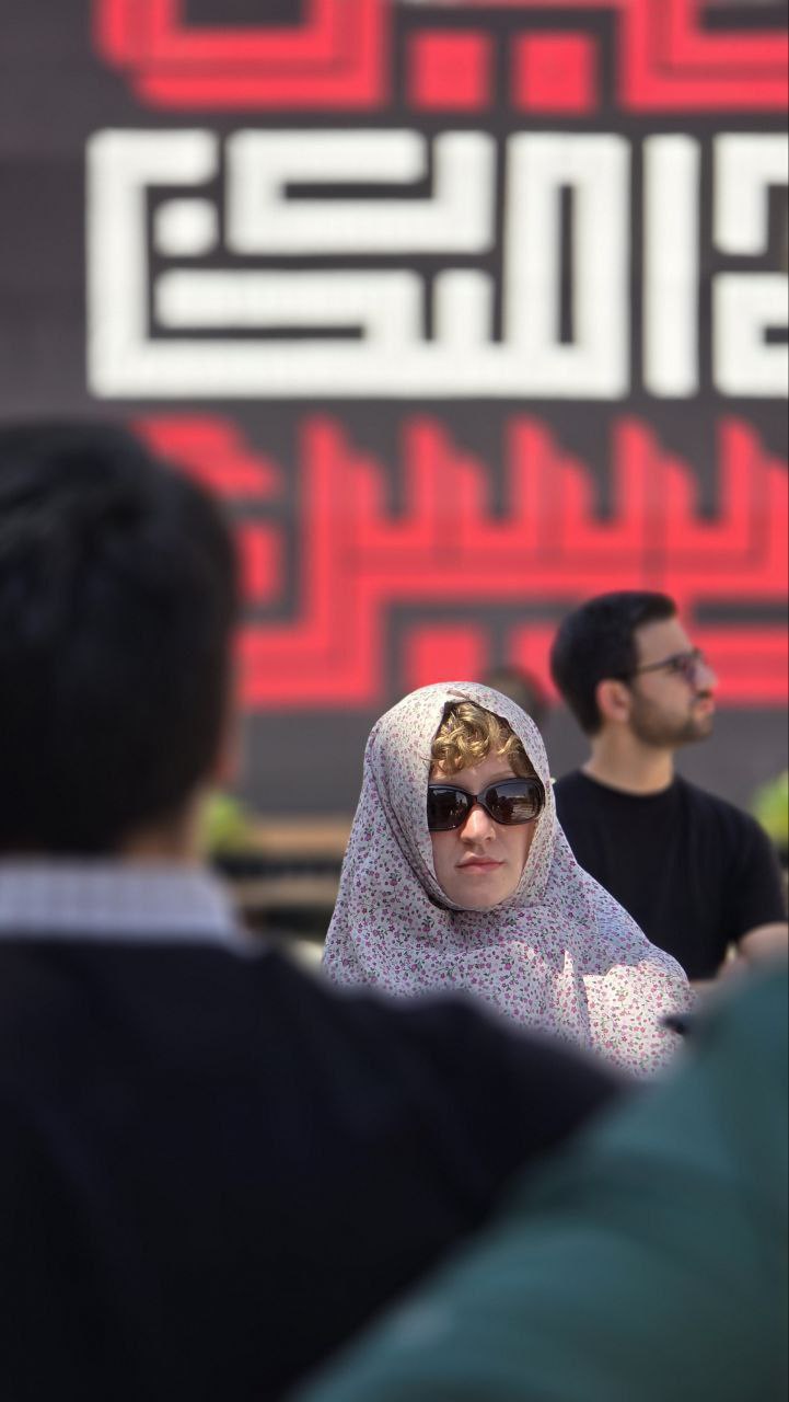 تصاویری جالب از خبرنگاران زنِ خارجی در امام‌زاده صالح + عکس