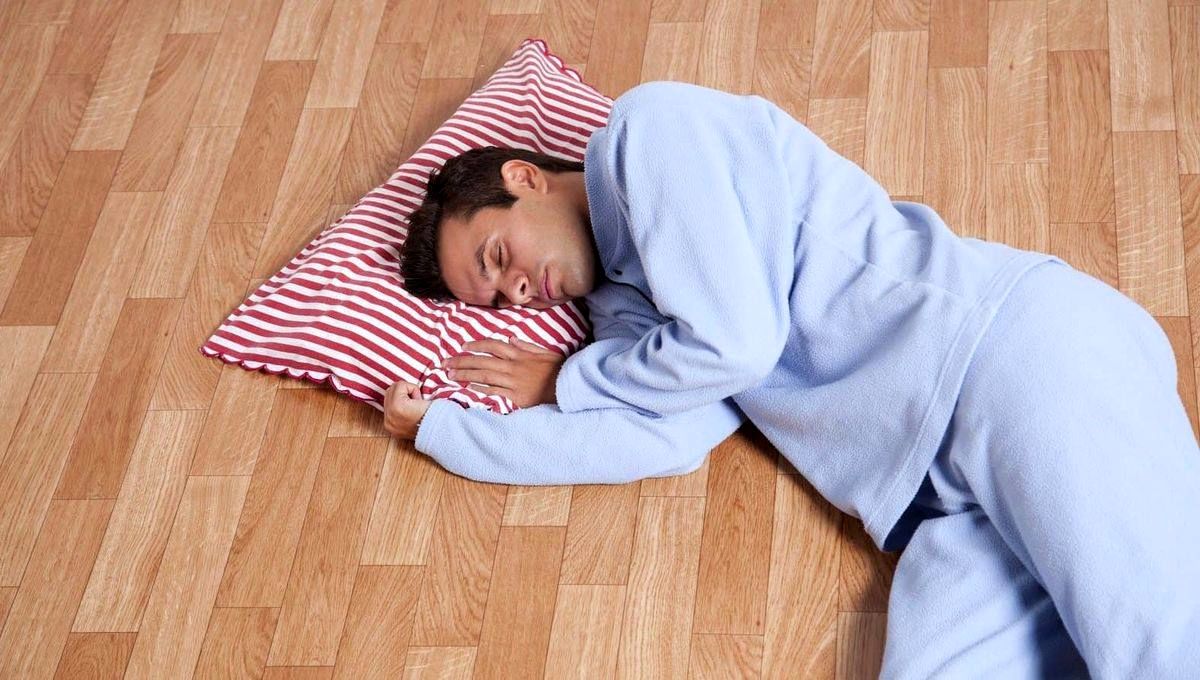 چرا نباید روی زمین خوابید؟