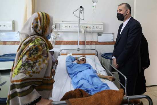 
عیادت وزیر خارجه از مصدومان حادثه بنز تشریفات