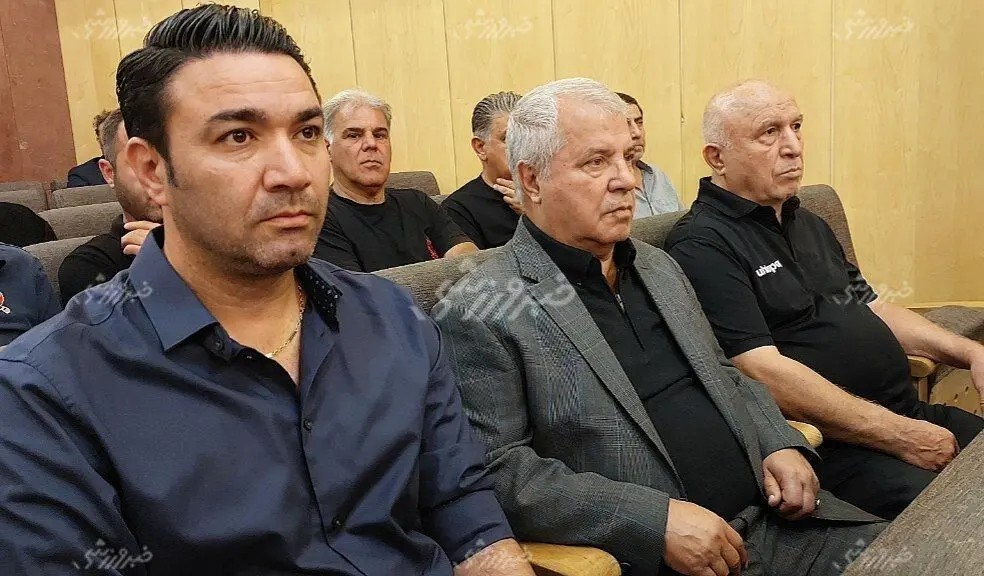 سرمربی استقلال در آغوش علی پروین +عکس