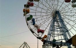 آتش‌سوزی یک چرخ‌وفلک در شهربازی محمودآباد + فیلم
