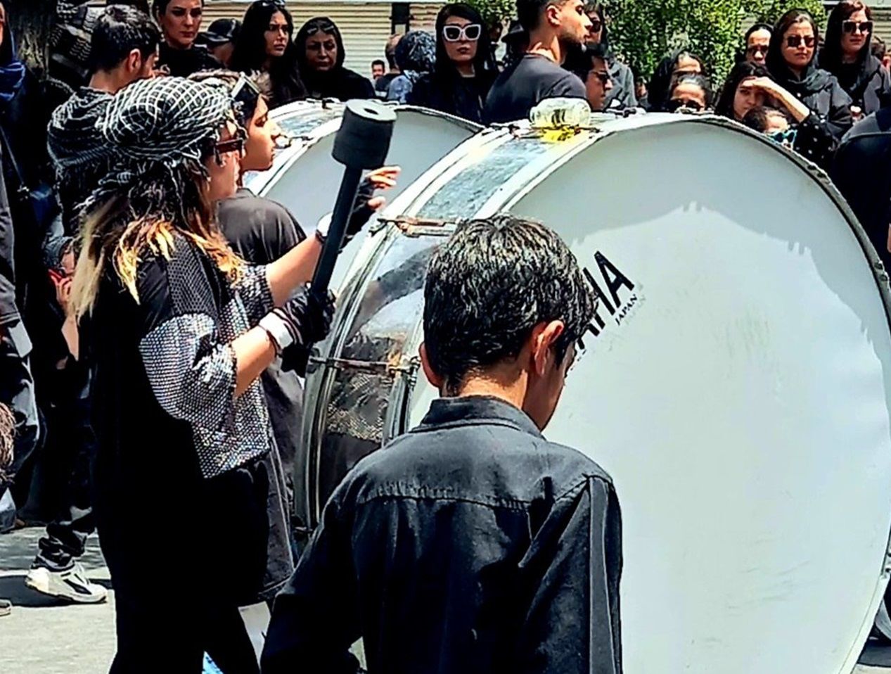 تصاویری از زنجیرزنی پررنگ دختران 