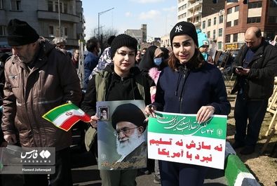 حضور زنان با تیپ و حجاب متفاوت در راهپیمایی