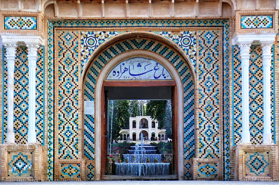 ماجرای جنجالی درگیری دسته‌جمعی سر حجاب و قتل یک زن در باغ شازده ماهان کرمان چه بود؟ + ویدئو و تصاویر