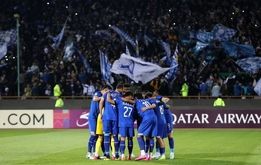 یک استقلالی از جمع آبی پوشان جدا شد +عکس