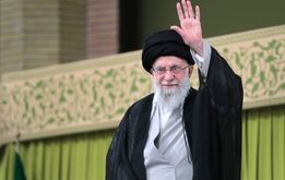 ماجرای جلیقه ضدگلوله رهبر انقلاب در مراسم نماز بر پیکر شهید مقیسه   و رازینی + عکس

