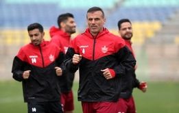 سیدجلال حسینی سرمربی پرسپولیس ؛ کریم باقری دستیار؛ تمام