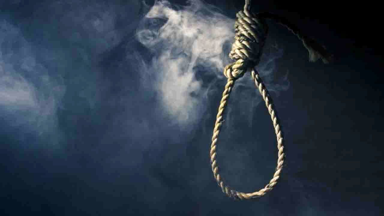 سلفی خانواده مقتول معلم زن و فرزندانش با قاتل هنگام اجرای حکم اعدام + عکس