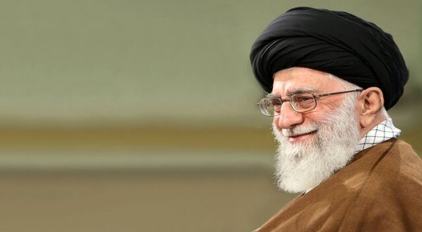 عکسی از  رهبر انقلاب در حال قایق سواری