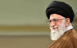 عکسی از  رهبر انقلاب در حال قایق سواری
