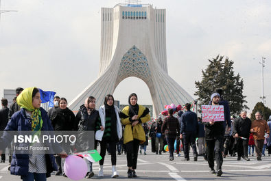 زنان کم حجاب در راهپیمایی