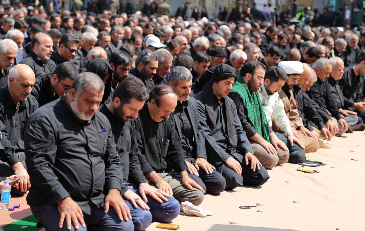 اقامه نماز ظهر عاشورا در کربلا + فیلم