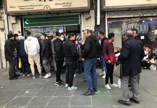 این صف طویل در میدان فردوسی چیست ؟ در بازار دلار و یورو چه اتفاقی افتاده است؟