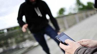 لحظه هولناک سرقت موبایل یک روحانی در قم در روز روشن + فیلم