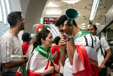 حجاب زنان پس از بازی فوتبال تماشاگران در خیابان 
